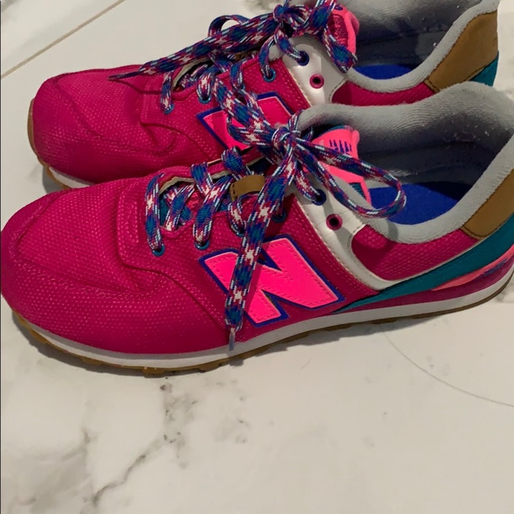 Tennis shoes